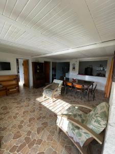 ein Wohnzimmer mit einem Sofa und einem Tisch in der Unterkunft Casafinca El Edén in Guatapé