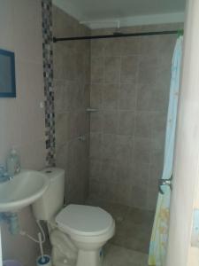 een badkamer met een toilet en een wastafel bij Cómodo apartamento cerca al mar in Coveñas