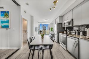 uma cozinha e sala de jantar com mesa e cadeiras em Luxury Downtown Toronto 2 Bedroom Suite with City and Lake Views and Free Parking em Toronto