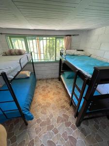 a room with two bunk beds and a window at Casafinca El Edén in Guatapé