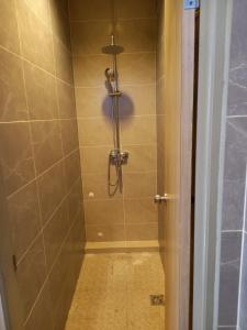 ミリにあるKAN JIAのバスルーム(シャワー、ウォークインシャワー付)が備わります。