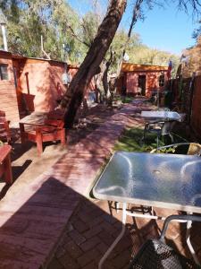 a picnic table and a grill in a yard at Hostal Perita in San Pedro de Atacama