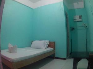 San NicolasLang2 place的一间设有一张蓝色墙壁的床的房间