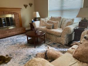 uma sala de estar com um sofá e uma lareira em The Condra House em Hamilton