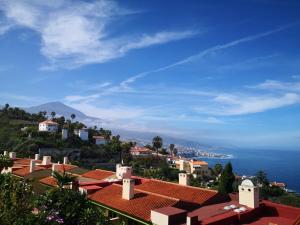 une vue d'une ville avec l'océan en arrière-plan dans l'établissement Casa Alena, à Santa Úrsula
