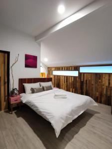Tempat tidur dalam kamar di 7 Wooden Lodge Ipoh City