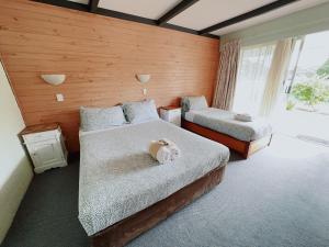 um quarto com 2 camas e uma janela em Gloucester Motel Pemberton Manjimup em Pemberton
