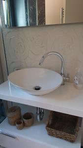 een witte wastafel op een plank in een badkamer bij Holiday House Altea in Banjole +60 foto's