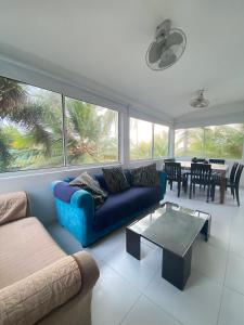un soggiorno con divano blu e tavolo di Apartamento Coveñitas 8 a Coveñas