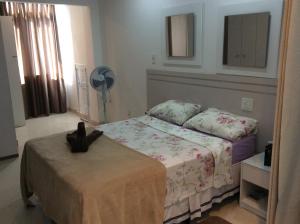 een slaapkamer met een bed en een ventilator bij VIP Copacabana Beach in Rio de Janeiro