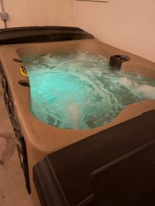 un jacuzzi con agua azul. en Casa Charleston-3BR-2Bath-HOT TUB-Pet Friendly-No Pet Fees!, en Albuquerque