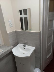 y baño con lavabo blanco y espejo. en Pałac Lasów, en Pieńsk