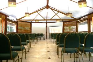 Área de negócios e/ou sala de conferências em Ecoporan Hotel Charme Spa & Eventos mais 33 fotos