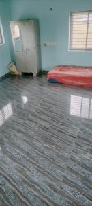 Habitación con cama y suelo de baldosa. en SNS Organic Farm Stay, en Sidlaghatta