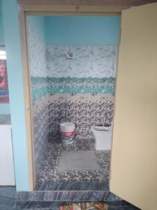 baño con aseo y mural del océano en SNS Organic Farm Stay, en Sidlaghatta