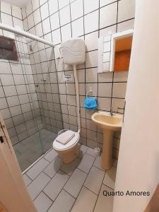 y baño con aseo y lavamanos. en BC Paradise Hostel & Suítes, en Balneário Camboriú