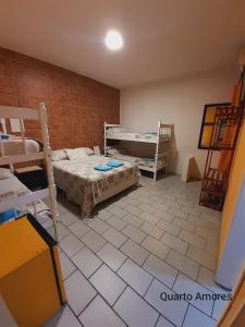 1 dormitorio con 2 literas y suelo de baldosa en BC Paradise Hostel & Suítes, en Balneário Camboriú