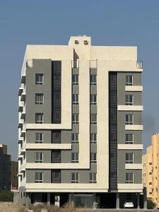 a tall apartment building in a city at اطلالة الريان شقة خاصة in Jeddah