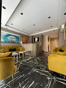 - un hall avec des canapés, des tables et une télévision dans l'établissement Taksim La Marino Hotel, à Istanbul
