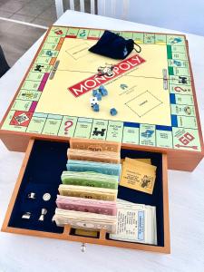 un jeu de société avec monopole sur une table dans l'établissement A Cozy Space Coast Retreat, à Titusville