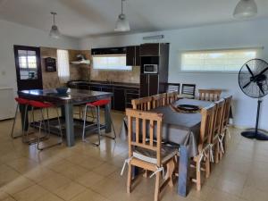 cocina y comedor con mesa y sillas en Las Tres Herraduras - Casa de Campo en Córdoba