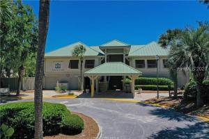 ヒルトン・ヘッド・アイランドにあるLuxury 3 BR 35 BA New kitchen 2 Kings 2 Twins Bikes & Beach Gear includedの道路に面した大きな建物