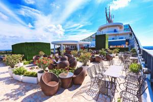 een balkon met tafels en stoelen op een cruiseschip bij Muong Thanh Luxury Can Tho Hotel in Can Tho