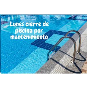 a swimming pool with a sign that reads lungs clef be piscina for at Acogedor Departamento 3 Hab Piura in Piura
