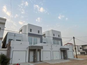 ein weißes Gebäude mit vielen Fenstern in der Unterkunft 1704 Najah Tevragh Zeina in Nouakchott