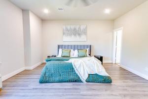 a bedroom with a bed with a blue comforter at NEW Classic Cozy Gem *Med/NRG* in Houston