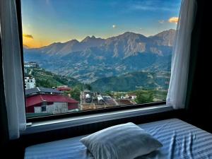 Nespecifikovaný výhled na hory nebo výhled na hory při pohledu z hotelu