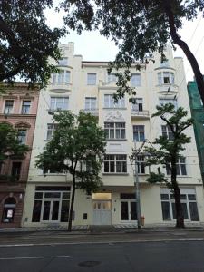 um grande edifício branco numa rua da cidade em New modern-style apartment with balcony in the Prague 2 em Praga