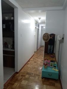 een persoon in een hal met een hoed bij casa completa en alquiler in Quito