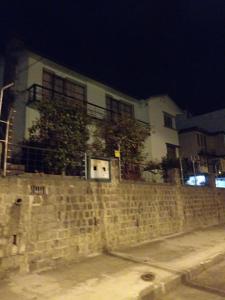 un edificio en una pared de ladrillo con una valla en casa completa en alquiler, en Quito