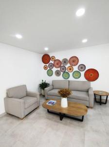 sala de estar con sofá y mesa en Apartaestudio/Loft - Último Piso - Hermosa Vista, en Bogotá