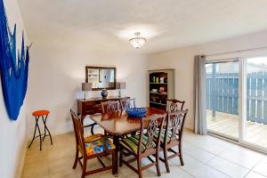 Posezení v ubytování Two-story condo with pool, tennis & patio - 2 short blocks to the beach