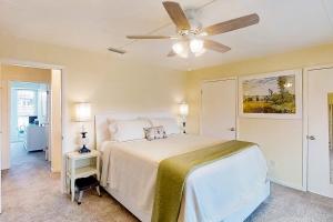 Postel nebo postele na pokoji v ubytování Two-story condo with pool, tennis & patio - 2 short blocks to the beach + 26 fotografií