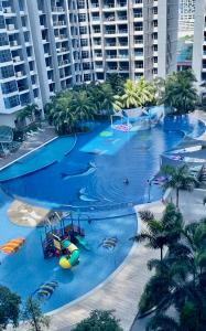 an overhead view of a large swimming pool with palm trees at Atlantis Residence Melaka ForMuslims Homestay in Melaka
