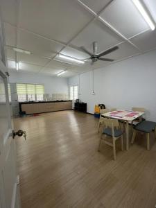 an empty room with a table and a ceiling fan at Kiri Kanan Bukit Homestay Kuala Kubu Bahru 左林右舍 in Kuala Kubu Baharu