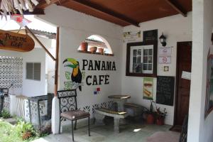 un restaurante con una silla y un cartel en la pared en Hotel San Carlos Beach ., en San Carlos