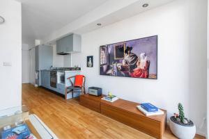 uma sala de estar com uma mesa e uma cozinha em 'Melbourne Chic on Russell' Cosy City Living em Melbourne