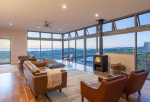 sala de estar con sofá, sillas y chimenea en Whitehorses I Private Properties, en Gnarabup