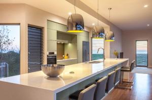 una cocina con una gran isla con un tazón. en Whitehorses I Private Properties, en Gnarabup
