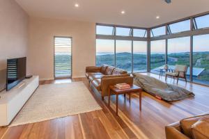 Una sala de estar con un sofá y un televisor. en Whitehorses I Private Properties, en Gnarabup
