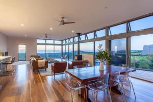 una sala de estar con una mesa y sillas en Whitehorses I Private Properties, en Gnarabup