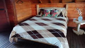 a bedroom with a bed in a log cabin at Sukha Glamping in Rionegro