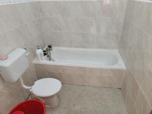 een badkamer met een toilet en een bad bij Reyza Homestay KKB in Kuala Kubu Baharu