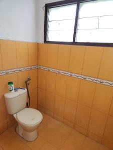 een badkamer met een toilet en een raam bij Reyza Homestay KKB in Kuala Kubu Baharu