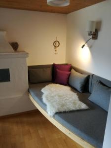 een woonkamer met een bank met een wit kleed bij Ferienwohnung Lavendel in Ellmau