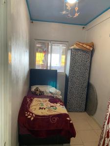1 dormitorio pequeño con 1 cama en una habitación en Tanger, en Tánger